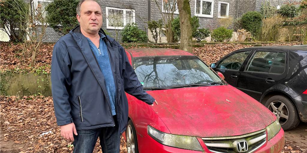 Schrottautos ohne Kennzeichen blockieren Parkplätze Immer mehr Schrottautos werden auf einem größeren Parkplatz in Dorsten abgestellt. Anwohner wie Jürgen Handlos sind verärgert, weil der Parkraum für sie dadurch immer knapper wird.