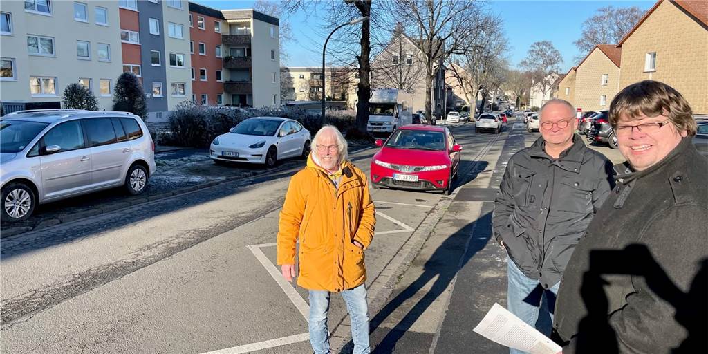 Vorreiter Aplerbeck: Wie neue Straßenlaternen die E-Mobilität fördern Lothar Buddinger, Jürgen Skalliks und Jan Gravert (alle SPD, v.l.), in der Straße „Am Kapellenufer“: Hier wird ein Ladepunkt für E-Autos vermutlich noch in diesem Jahr entstehen.