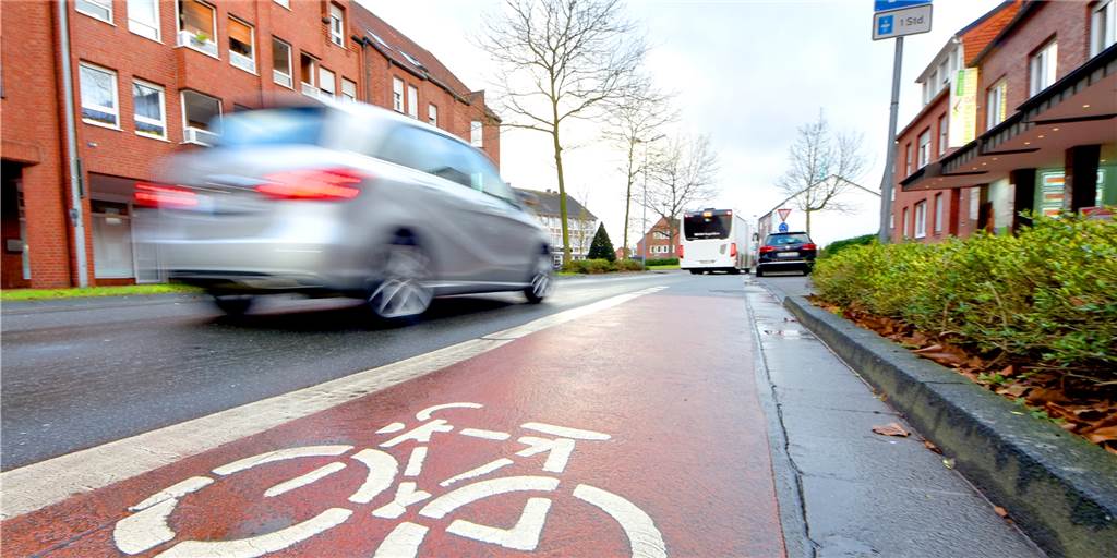 Wettbewerb für Zukunft der Königstraße hat nur zwölf Jahre gebraucht Mit dem Rad über die Königstraße? Zumindest in Richtung Bahnhof ist das durchaus gewagt. Zwölf Jahre nach der Umwidmung hat ein Architektenwettbewerb für die zukünftige Gestaltung begonnen.