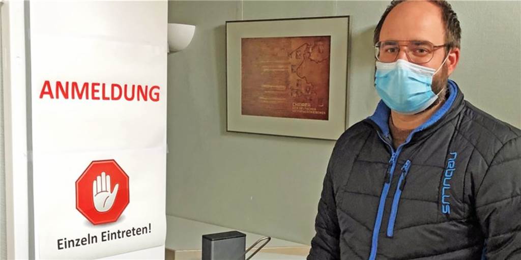 Gemeinde setzt Impfaktion fort: Termine können ab sofort gebucht werden Ordnungsamtsleiter Matthias Lüke hat mit den Teams aus Rathaus und Ärzteschaft die notwendigen Abstimmungen getroffen. Am 8. Januar wird die Impfstelle in der Jakobi-Halle in Oeding wieder geöffnet, insgesamt 350 Impfdosen stehen zur Verfügung.