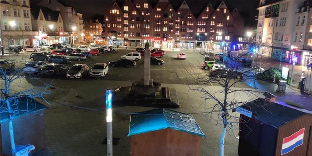 Montagabend-„Spaziergang“ der Corona-Querdenker: Was war los? Kurz nach 19 Uhr am Montagabend (3.1.): Der Platz um den Reiterbrunnen ist wieder leer. „Spaziergänger" sind nicht mehr zu sehen.