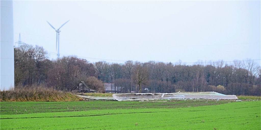 Der abgebrochene Flügel liegt neben dem 240 Meter hohen Windrad im Windpark in der Eper Füchte.