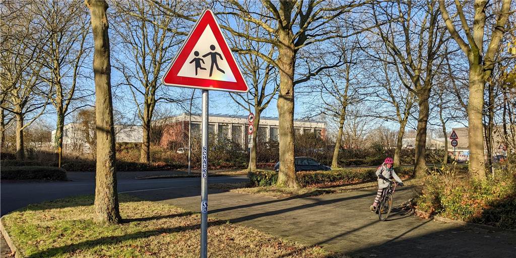 Verkehrsprobleme an Grundschule: Mehr Elternpflichten, mehr Kontrollen Neuerdings stehen auch an der Seikenkapelle/Einündung Nonnenkamp zwei Verkehrszeichen "Kinder", die auf die Gefahrensituation hinweisen.