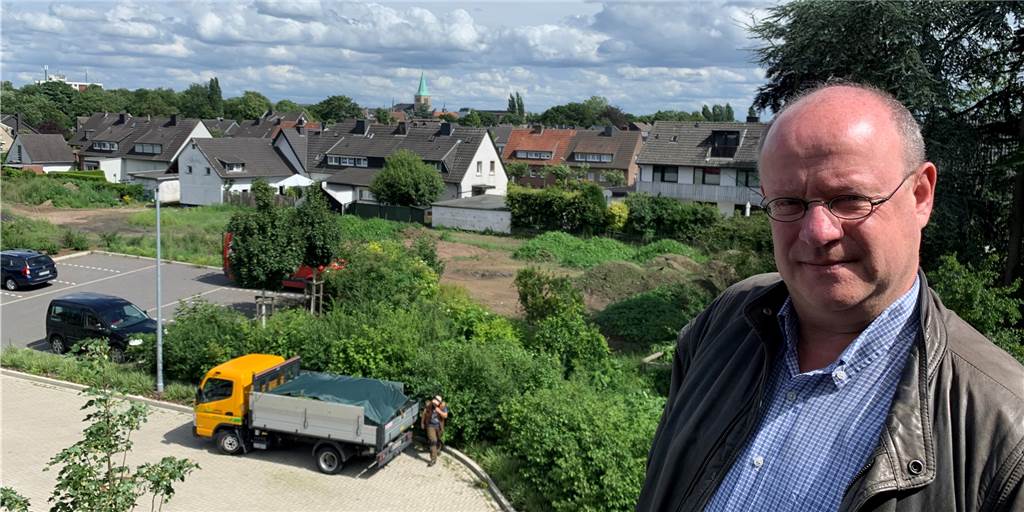 Luxus-Wohnen der Caritas am Kanal: Es ist noch Platz für weiteres Haus Klaus Schrudde, Caritas-Geschäftsführer, auf der Dachterrasse eines der Wohnhäuser am Kanal.