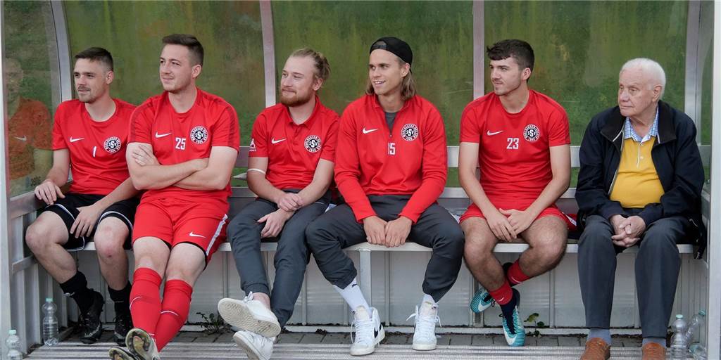 TSC-Kicker hat es sich verscherzt - jetzt geht’s zum SSV Mühlhausen Verstärkung in Anmarsch: Die Mühlhausener Auswechselspieler und Ehrenpräsident Franz Kampmann (rechts) begrüßen einen neuen Mittelfeldmann in ihren Reihen.