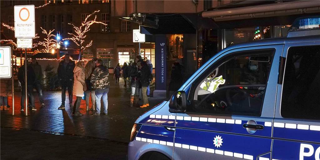 Demos, Mahnwachen, „Spaziergänge“: Ignoranz muss man nicht akzeptieren Die mutmaßliche Versammlung verlief friedlich und störungsfrei. Trotz des festgestellten Verbots gegen das Versammlungsgesetz hatte die Polizei rechtlich keine Möglichkeit, die Veranstaltung aufzulösen.