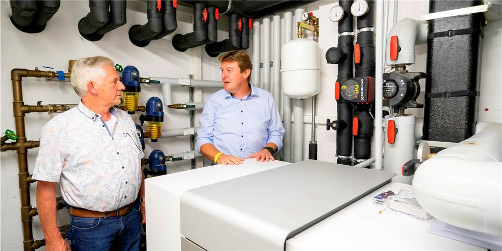 Energie aus der Erde: Theo Schwarte interessieren Energiepreise kaum Theo Schwarte (l.) – hier bei einem Besuch des Bundesverbands Wärmepumpe – im vergangenen Sommer im Heizungskeller seines Mehrfamilienhauses am Hofkamp. Schon vor über zehn Jahren setzte der Diplom-Ingenieur auf innovative Heiztechnik.