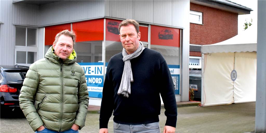 Neue Teststelle im Norden von Ahaus – Kreis macht mehr Angebote möglich Michael Robers (r.) und Dandy Tschentscher betreiben zusammen die neue Teststation an der Heeker Straße. Seit kurzem hat sich die Zahl der Teststellen in Ahaus noch einmal deutlich erhöht.