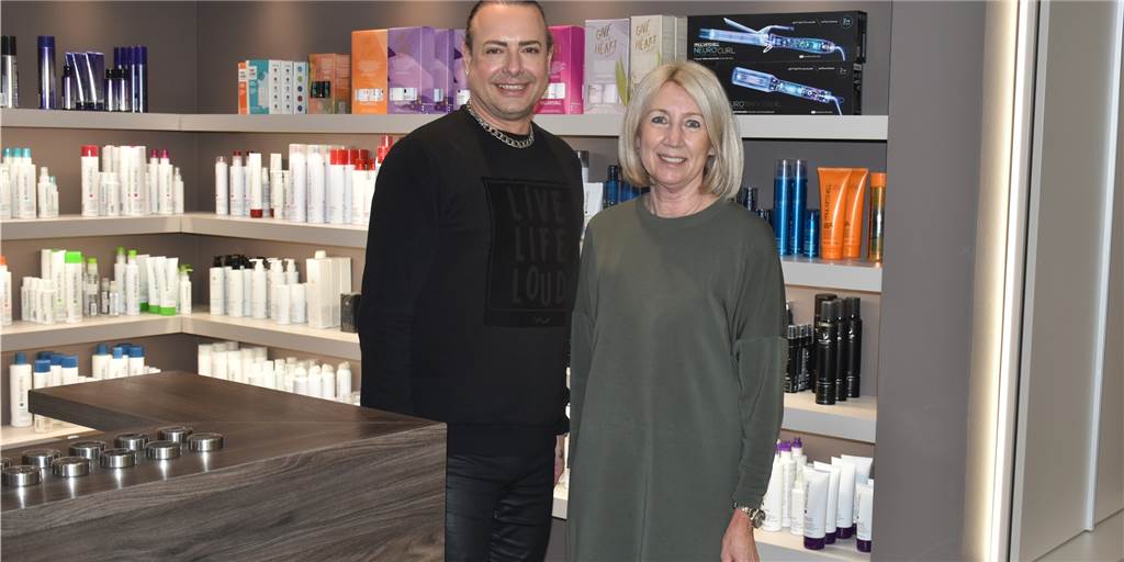 Schlösser verlässt Friseur Wagener und steigt wenige Meter weiter neu ein Karsten Schlösser und Monika Böhmer führen seit Beginn des Jahres gemeinsam den Friseursalon Figaro in der Viktoriastraße.
