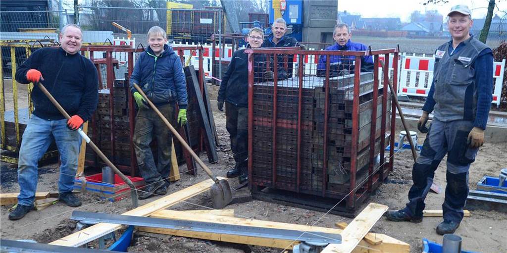 Förderverein baut neue Wasser-Attraktion für das Alstätter Freibad Auch vom schlechten Wetter lassen sich die ehrenamtlichen Helfer nicht abschrecken. Die Arbeiten an der Bodenplatte und am Technikraum gehen voran.