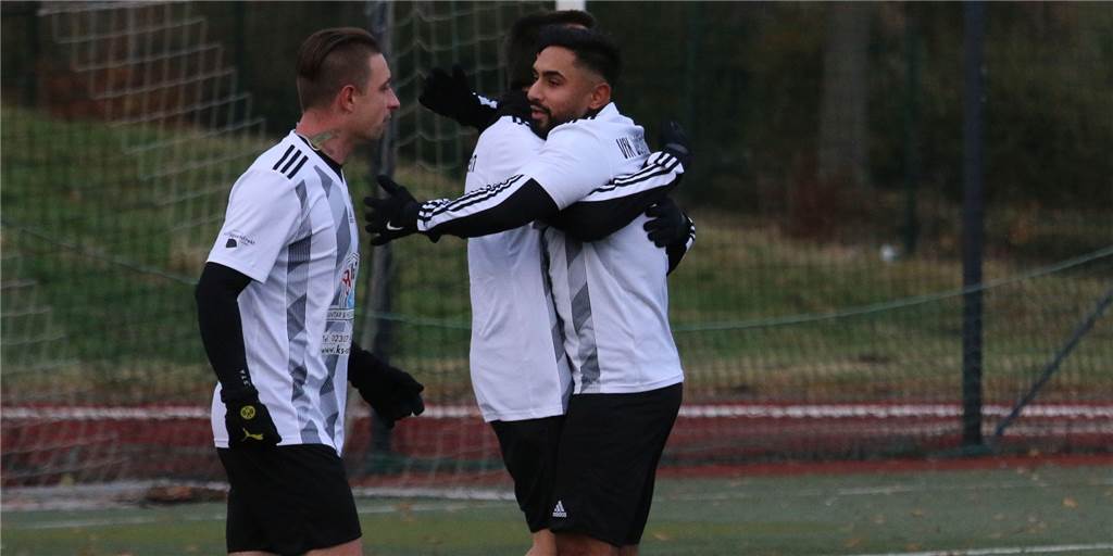 Nach nur drei Spielen - neuer Trainer des VfK Weddinghofen schon wieder weg: „Passte am Ende nicht“ Stefan Feldmann - hier links beim Jubel mit seinen Teamkollegen - wurde zuletzt beim VfK Weddinghofen erfolgreich als spielender Trainer eingesetzt.