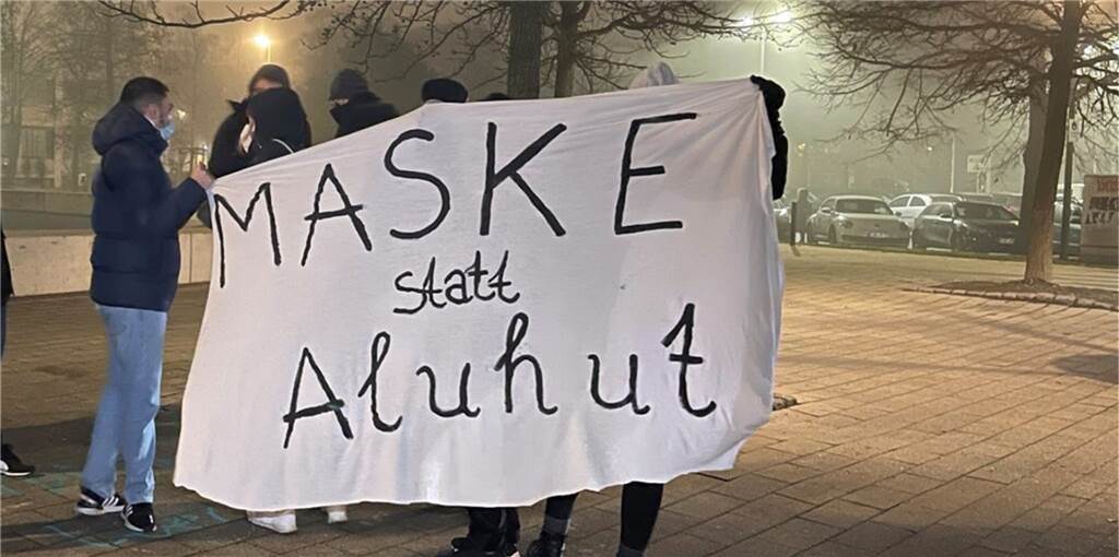 Differenzen bei Coronazahlen sind ein Spielplatz für Schwurbler Beim ersten Spaziergang von Impfgegnern in Lünen gab es auch eine Gegendemo. Vermeintliche Unstimmigkeiten bei Meldungen von Todesfällen im Zusammenhang mit Corona spielen Verschwörungerzählern in die Karten.