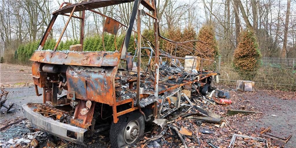 Bereits seit Monaten steht diese Brandruine auf einem derzeit geschlossenen Campingplatz. Anwohner und Spaziergänger wundern sich.
