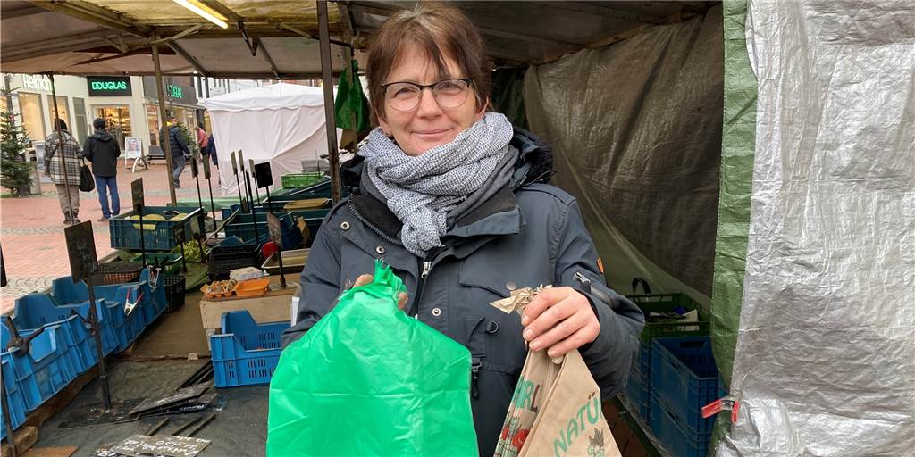 Plastiktüten-Verbot in Kraft: Ist der Wochenmarkt komplett Plastik-frei? Die Wahl zwischen Plastikbeuteln und Papiertüten fällt den Kundinnen und Kunden von Bettina Plechinger auf dem Wochenmarkt in Haltern nicht schwer.