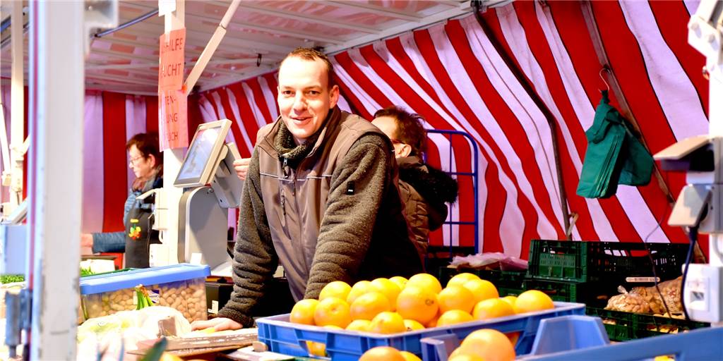 Philipp Finder (35) führt Markttradition mit Obst und Gemüse in Ahaus fort Philipp Finder (35) hat am Mittwoch zum ersten Mal seinen Marktstand in Ahaus aufgebaut. Er hat das Geschäft von Birgit van de Maat übernommen. Vieles will er fortführen wie es war. Gleichzeitig will er aber auch ausprobieren, in welche Richtung er das Geschäft verändern kann.