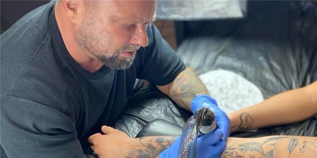 Verbot für Tattoo-Farben: „Die Kunden sind angepisst" Auch das Tattoo-Studio Lion Ink. 2.0 aus Werne ist vom neuen EU-Verbot betroffen. Hier sieht man Inhaber Chris Smolka bei der Arbeit.