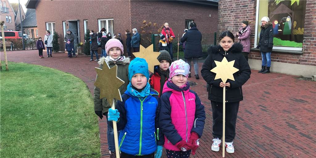 Sternsinger im zweiten Corona-Jahr: Sorge vor „Traditionsabbruch“ Neo und Zoe (vorn) starteten am Donnerstag zum ersten Mal bei den Erler Sternsingern. In diesem Jahr wurde auf eine Verkleidung größtenteils verzichtet.