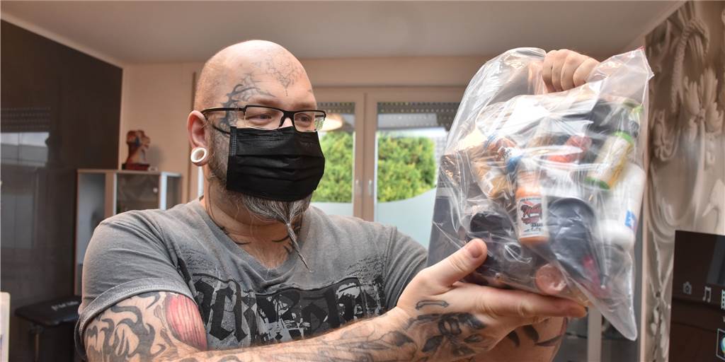 Großes Unverständnis: Tattoos gibt es vorerst nur noch in Schwarz-Weiß Thomas Tanriverdi (43) mit den neuerdings verbotenen Tattoofarben: Wegen der geändert EU-Verordnung darf er in seinem Tattoostudio "JT-Ink" an der Fuistingstraße nur noch Bilder in schwarz, weiß und Graustufen stechen.