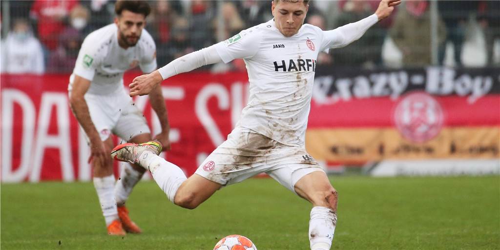 Sandro Plechaty und der Traum von Liga drei: „Wollen das Vorjahr noch einmal toppen“ Sandro Plechaty tritt bei Rot-Weiss Essen auch immer häufiger in der Offensive in Erscheinung.