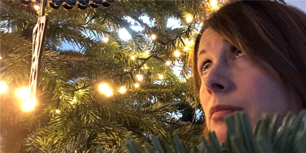 Nix wie raus hier: Wenn der Weihnachtsbaum uns auf die Palme bringt Oh Tannenbaum... ja, unser Bäumchen ist noch schön grün. Ich hätte aber lieber Narzissen im Haus. Wie soll ich ihm das bloß erklären?