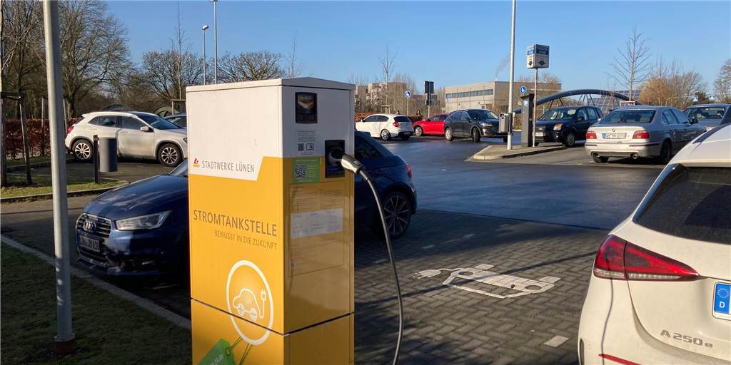 Geringe Leistung, kurze Parkdauer: Probleme an Ladesäulen in Lünen Nur vier Stunden darf an der Ladesäule geparkt werden. Das reicht oft nicht, um vollzutanken.