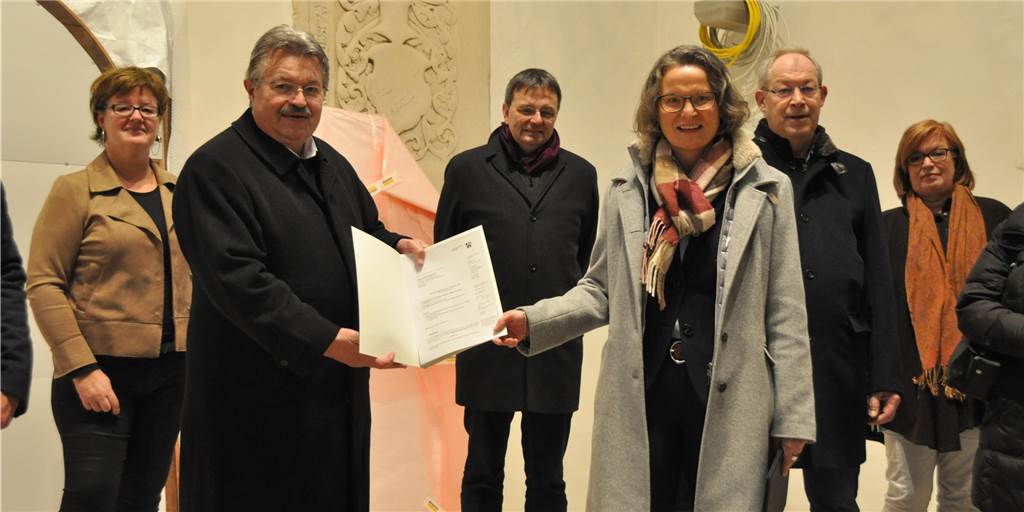Ehrenplatz für Barbarossakopf: Ministerin kommt mit Scheck nach Cappenberg Landesbauministerin Ina Scharrenbach ist mit einem großen Förderbescheid der Heimatförderung des Landes NRW in die Stiftskirche Cappenberg gekommen. Der Förderverein der Gemeinde um Vorsitzenden Alfons Rinschede (v.l.) kann so die neue Kunstinstallation für den Barbarossakopf bauen lassen.