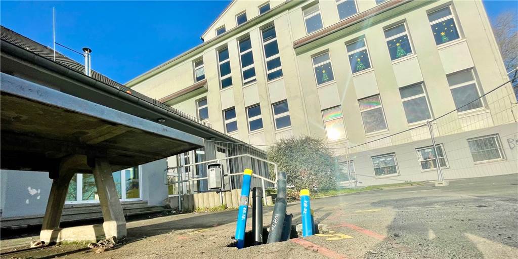 Kampf gegen den „Alt-Bergbau“: Hier entsteht mehr als nur eine neue Schule Überall im Bereich der Grundschule schauen Kunststoffrohre aus dem Boden. Hier wurden Hohlräume mit einer Spezialmasse verfüllt.