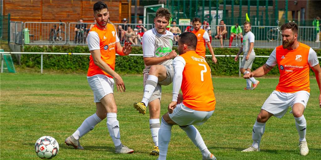 Von Sickingmühle zum ETuS: War eine Bossendorf-Rückkehr keine Option, Steffen Laser? Steffen Laser (grau), hier noch im Bossendorfer Trikot, hat B-Ligist Sickingmühle verlassen und sich dem ETuS Haltern aus der Kreisliga A angeschlossen.