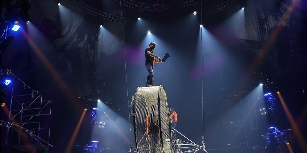 Von diesem Todesrad sind die beiden Artisten bei der Vorstellung des Zirkus Flic Flac in Dortmund gestürzt.