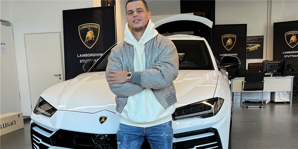 Leandro Lopes: Internationale Stars stehen auf Schuh-Design aus Stadtlohn "Ein Corsa wäre geschäftsschädigend": Leandro Lopes zeigt mit seinem Lamborghini, dass seine Schuh-Designs in der Luxus-Liga spielen.