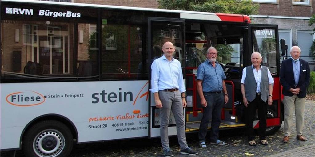 Keine 40. Haltestelle für den Bürgerbus: Wer hat das Nachsehen? Die Linie des Bürgerbusses Heek-Legden wird rege genutzt. Hier auf dem Foto (v.l.): Heeks Bürgermeister Josef Weilinghoff mit Ludwig Eynck, Egon Kiehl und Walter Sosul (alle Bürgerbusverein).