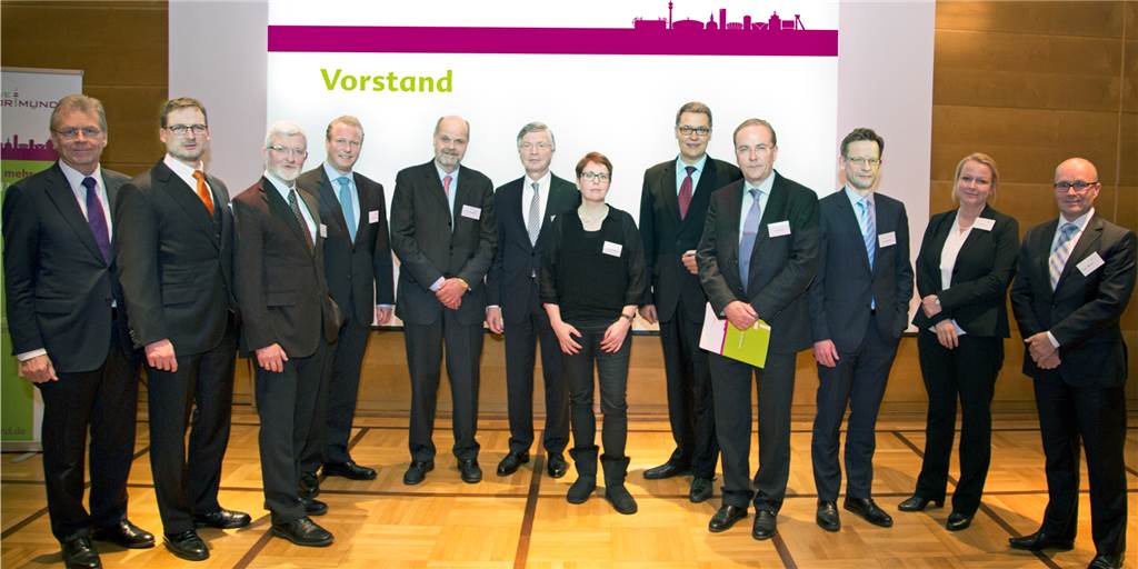 Finanzamt stoppt Dortmunder Initiative für ein besseres Stadt-Image Nur noch Geschichte: Der Vorstand der „Initiative Dortmund“ bei der Gründung im Jahr 2015: (v.l.) Der geschäftsführende und beratende Vorstand der "Initiative Dortmund" (v.l.n.r.): Prof. Dr. Lutz
Aderhold, Stefan Windgätter, Gerhard Drauschke, Christian Punge, Michael Freundlieb, René Scheer,
Katharina Metzger, Thomas Westphal, Klaus Wegener, Dr. Ansgar Fendel, Dr. Laura Faltz und Olaf
Becker. Es fehlt das Mitglied Andreas Heiermann.