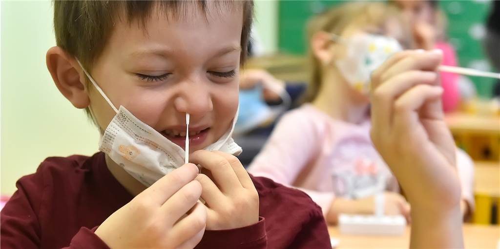 Stadt Dortmund: Grundschüler sollten am Montag drei Corona-Tests machen Wenn es nach der Stadt geht, sollen Schüler am Montag nach den Ferien gleich drei Tests machen.