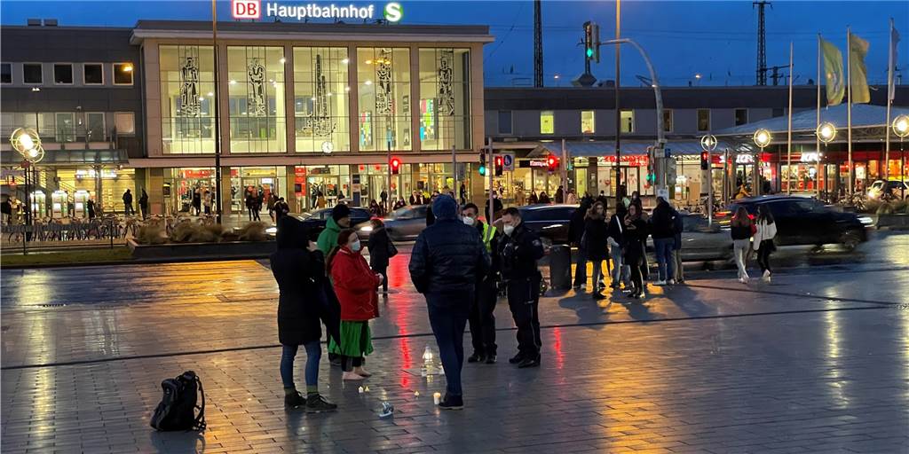 Anti-Corona-Proteste in Dortmund - mehrere Demos in wenigen Tagen In den kommenden Tagen steAuf dem Platz der Deutschen Einheit haben sich vor dem Fußballmuseum in Dortmund einige wenige Gegner der Corona-Maßnahmen versammelt, um zu demonstrieren.