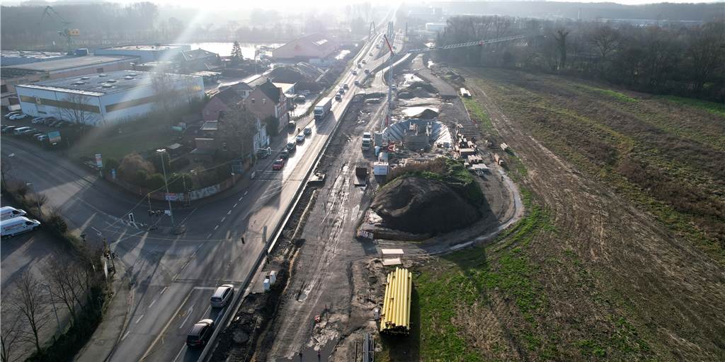 Winterpause für Baustelle an B54 endet - Ausblick auf Baujahr 2022 Über die Weihnachtsferien lagen auch weite Teile der Baustelle für den vierspurigen Ausbau der B54 brach. Gearbeitet wurde aber unter anderem am zweiten von drei Regenrückhaltebecken entlang der Bundesstraße.