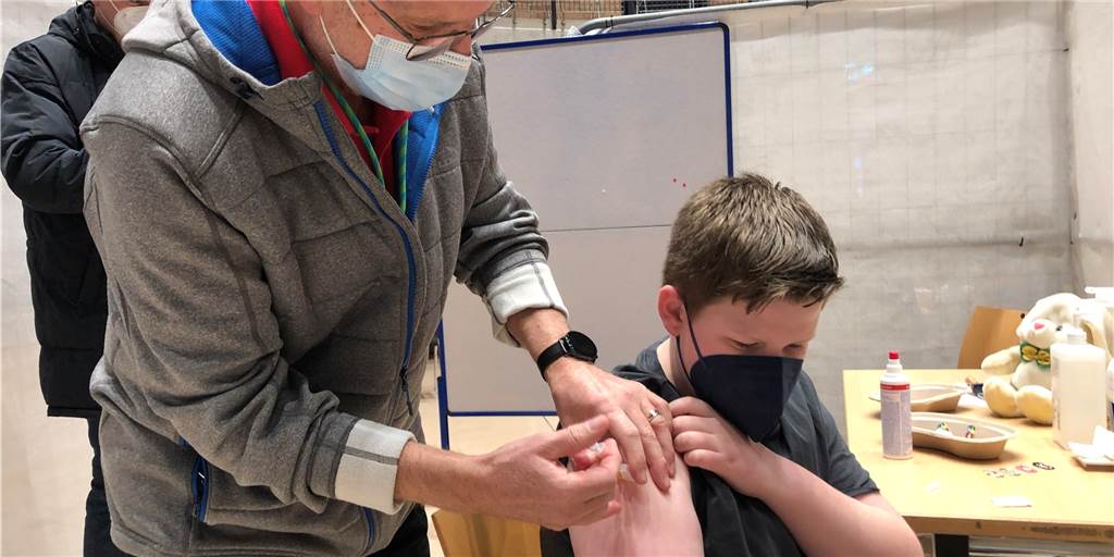 Impfungen von Kindern im Bürgerhaus Selm: „Ich habe kaum was gespürt“ Ein Pieks von Dr. Detlev Bolle, und schon war Max geimpft.
