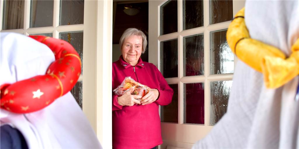 Sternsinger und Tannenbaumaktion: „Ich hatte gar nicht mit euch gerechnet!“ Elisabeth Weiß war am Samstagmorgen vom Besuch der Sternsinger richtig überrascht. "Ich dachte, wegen Corona kommt ihr gar nicht", sagte sie den Kindern. Zum Glück hatte sie noch genügend Süßigkeiten im Haus.