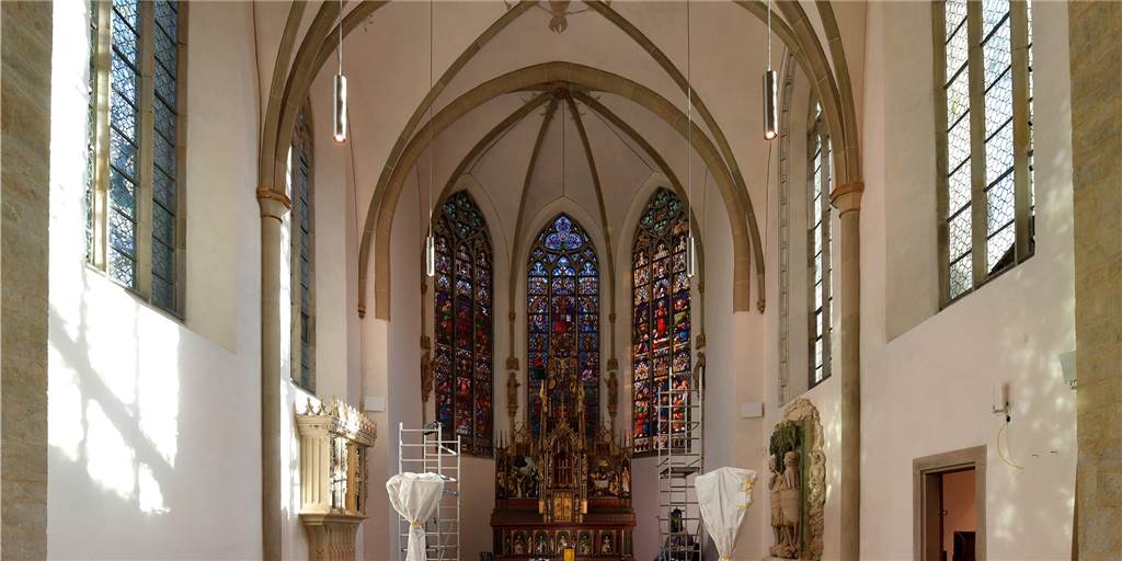 Cappenberg: 900 Jahre alte Kirche bekommt Hightech-Ausstattung Die Restaurieungsarbeiten in der Stiftskirche Cappenberg stehen kurz vor ihrem Abschluss. Hier der Blick auf den Hochaltar und die Bleiglasfenster im Chor.