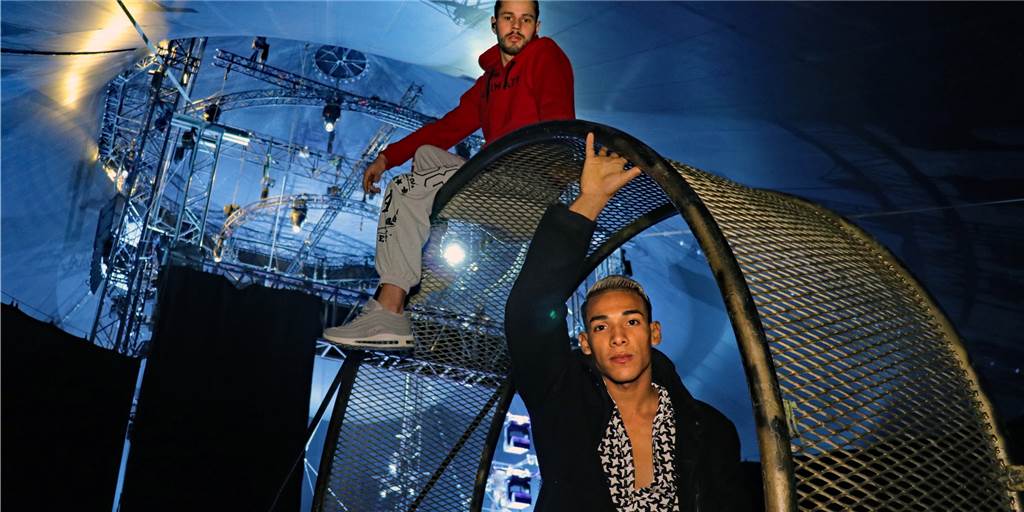 Sergio Cordova (21, vorne) und Albert Hernandez (22) posieren auf dem "Todesrad", dem Zirkus-Gerät, von dem sie zwei Tage zuvor mitten in der Flic-Flac-Zirkusshow abgestürzt sind.