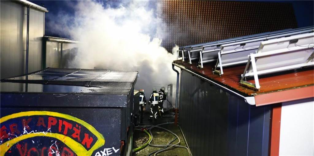 Feuer in Ahauser Gewerbegebiet – Feuerwehr verhindert Schlimmeres Eine Hütte im Garten eines Einfamilienhauses an der Ridderstraße stand am Sonntagmorgen in Flammen.