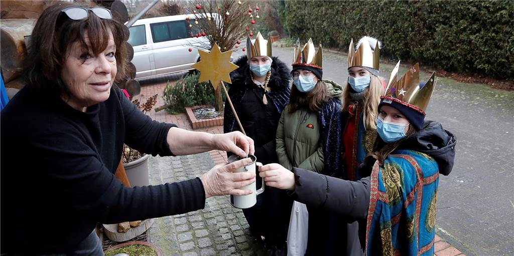 Sternsinger wieder unterwegs in Haltern - diesmal unter besonderen Vorzeichen Nele, Hanna, Maja und Katharina sammelten in Hullern Spenden für die Sternsingeraktion, hier bei Juliane Meuter-Bechtel.