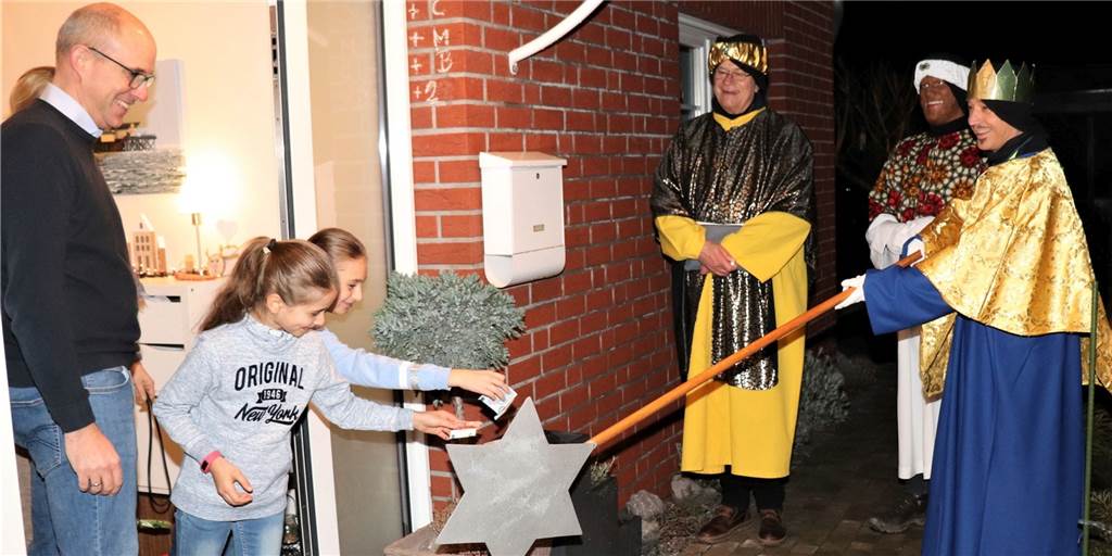 Capeller Sternsinger setzen auf besonderen Sternenstab und Abstand Mit Abstand sammelten die Sternsinger in Capelle Spenden - wie hier bei der Familie Lethen.