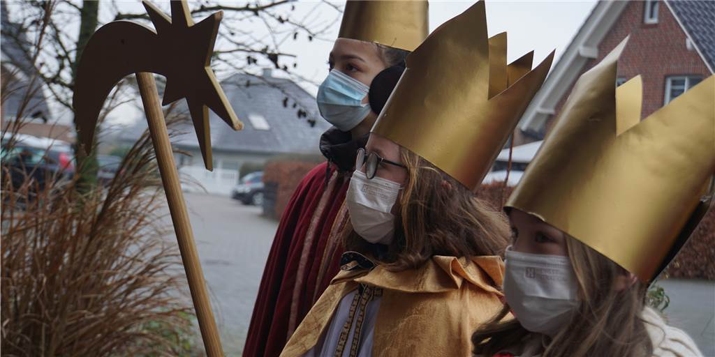„Auch der Stern ist mit uns da!": Herberner Sternsinger wieder unterwegs Caspar, Melchior und Balthasar, alias (v.r.) Pia Pentrup, Rike Pentrup und Zoe Hagenkamp bringen den Segen der Sternsinger.