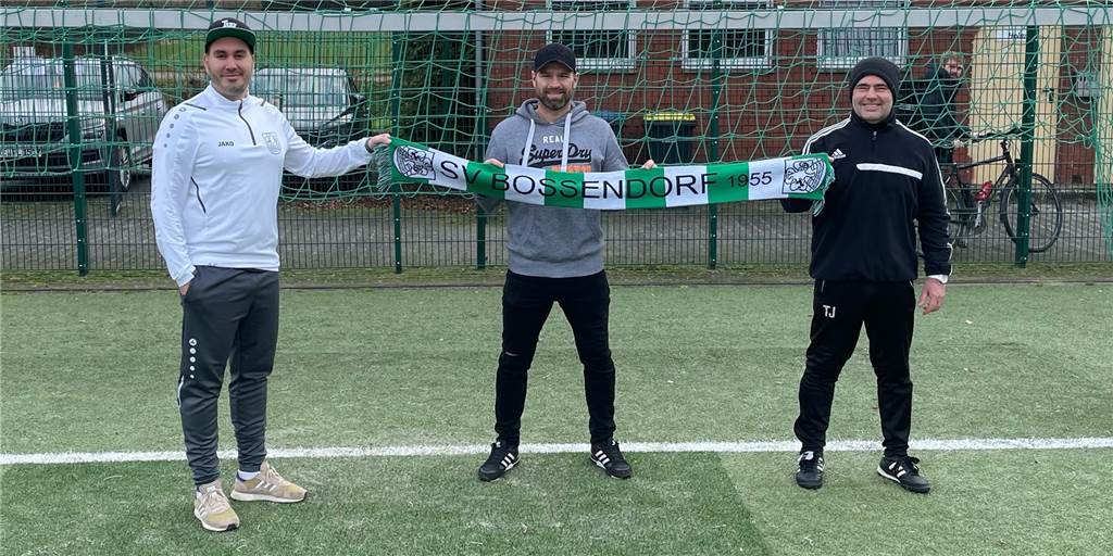 Adrian Cetera (M.) hat sich zur Freude von Arne Feldmann, Sportlicher Leiter, und Cheftrainer Thomas Joachim dem SV Bossendorf angeschlossen.