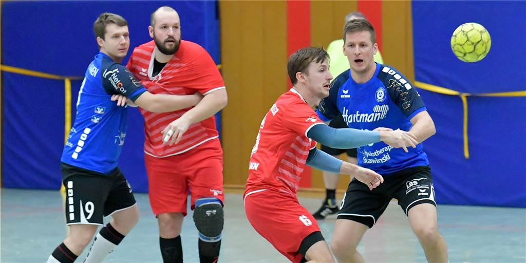 Erster Heimsieg für den VfL Brambauer – Taktikwechsel des VfL Kamen ohne Erfolg Jan Richter (l.) und Leo Langmann konnten mit dem VfL Brambauer gegen den VfL Kamen einen wichtigen Sieg einfahren.