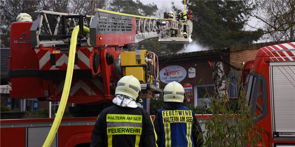Mit Video: Brand am Dülmener See - Rauch in der Gaststätte Ahoi Die Drehleiter kam bei dem Einsatz am Dülmener See zum Einsatz.