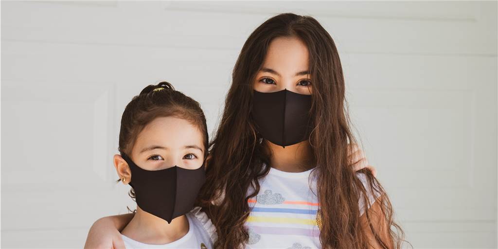 Omikron-Angst vor dem Schulstart? Schüler, Eltern und Lehrer kommentieren Zwei Schülerinnen mit Masken: So beginnt nun das Jahr 2022 in den Schulen. Auch getestet werden die Kinder. Aber erst, wenn sie in den Schulen sind.