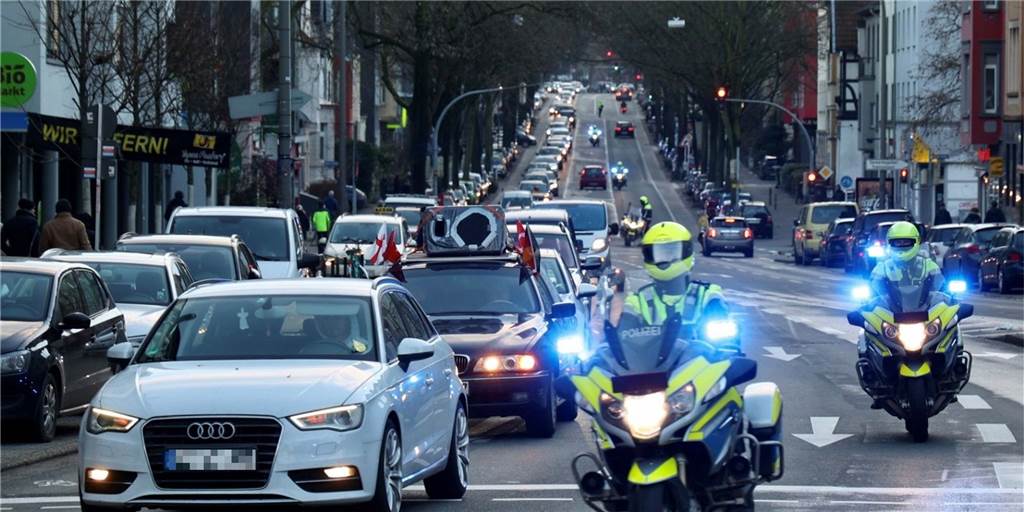 Stadt Dortmund schränkt kurzfristig Corona-Demo ein – Protestler umgehen Verbot Ein ungewöhnlicher langer Querdenken-Autokorso fährt am Sonntag (9.1.) durch Dortmund. Ein Mitgrund ist ein zuvor ausgesprochenes Verbot der Stadt.