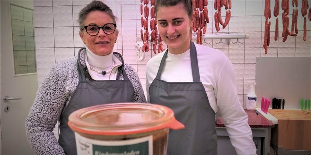 Annabelle Kranefoer (25) führt Fleischerei in Castrop-Rauxel in die Zukunft Claudia (l.) und Annabelle Kranefoer in ihrer neuen Fleischerei an der Bochumer Straße in Obercastrop. Die Kranefoers haben die Fleischerei von Familie Bols übernommen.