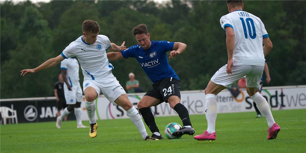 TuS-Angreifer ist eine der Überraschungen der Hinrunde - auch für sich selbst Peter Elbers (M.) war in der bisherigen Saison wohl der wichtigste Spieler des Oberliga-Teams des TuS Haltern am See.